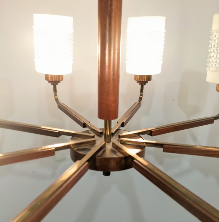 Suspension vintage huit feux en teck et laiton – Image 2