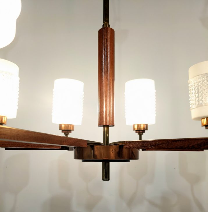 Suspension vintage huit feux en teck et laiton – Image 3