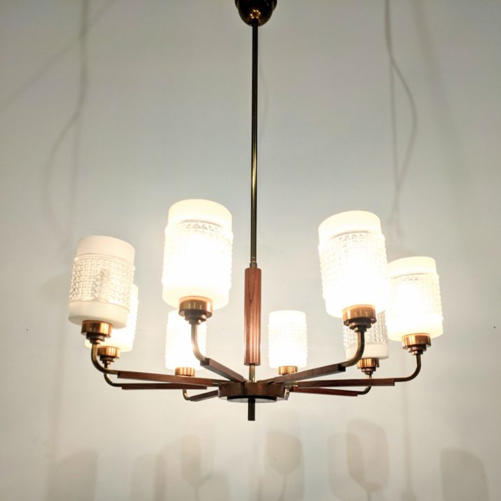 Suspension vintage huit feux en teck et laiton