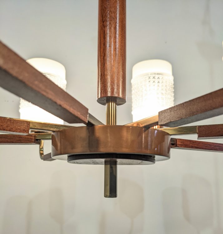 Suspension vintage huit feux en teck et laiton – Image 9