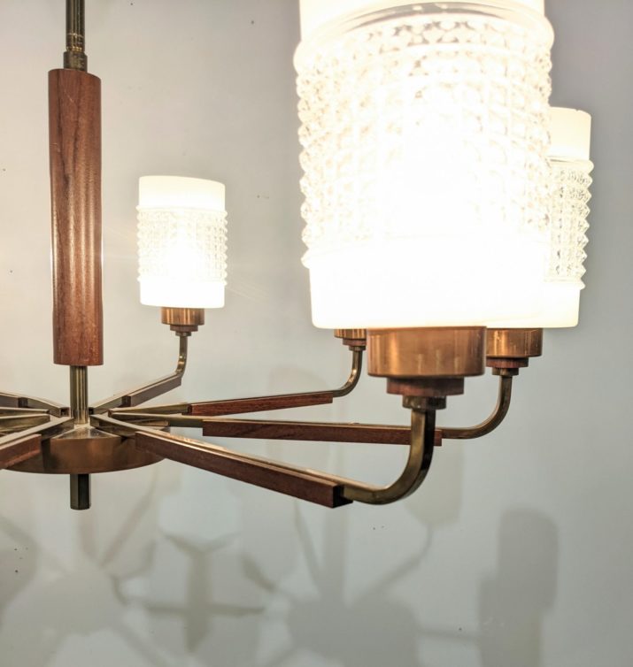Suspension vintage huit feux en teck et laiton – Image 5