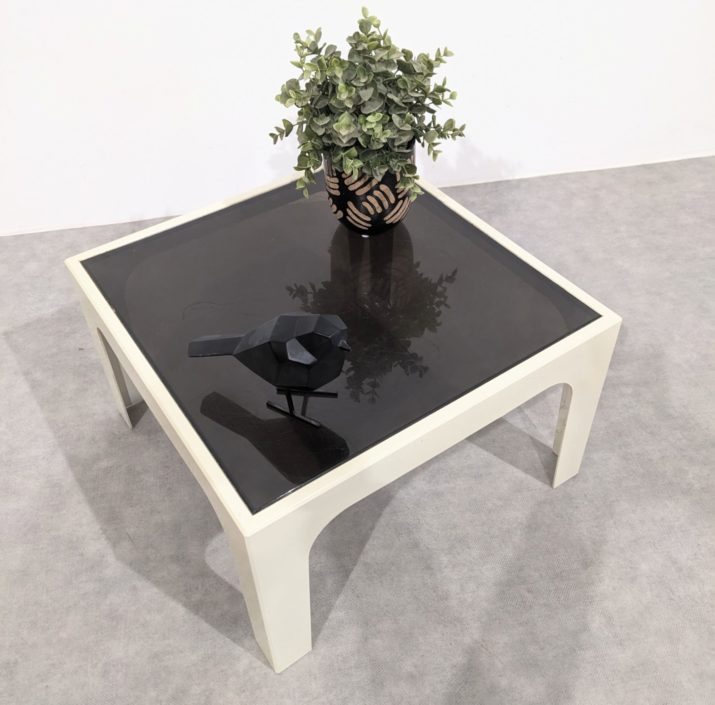 Petite table basse en plexiglass années 70 – Image 2