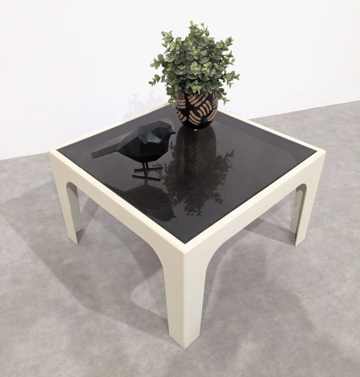 Petite table basse en plexiglass années 70