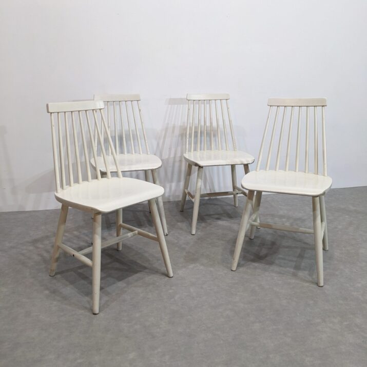 Suite de 4 chaises 80' à barreaux