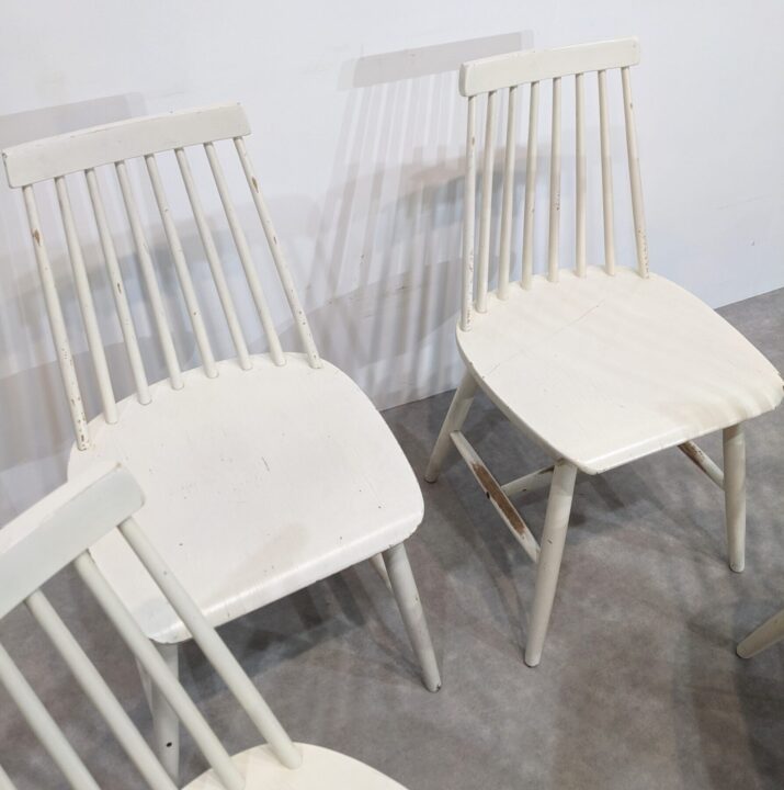 Suite de 4 chaises 80' à barreaux – Image 4