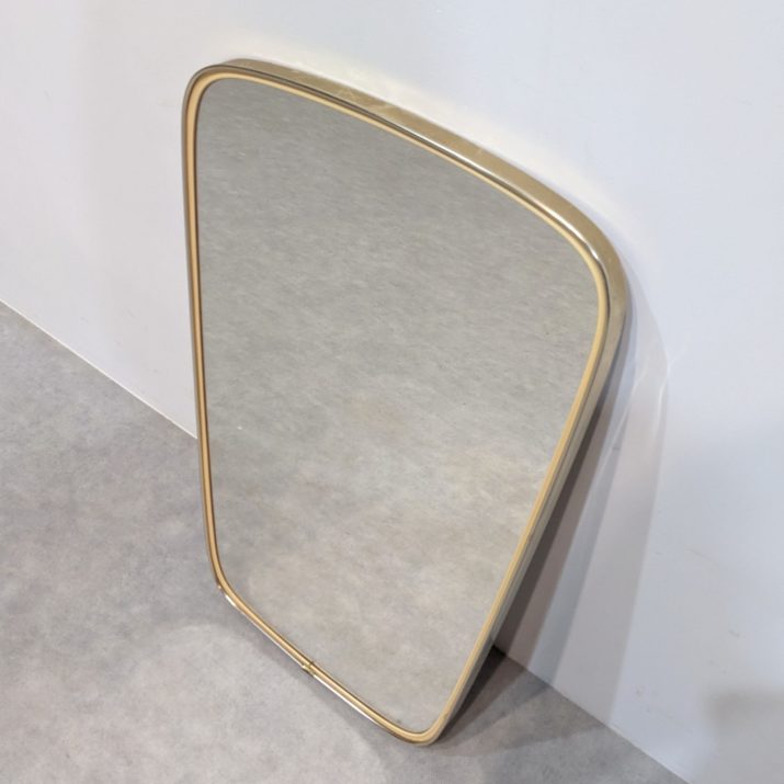 Miroir au contour doré