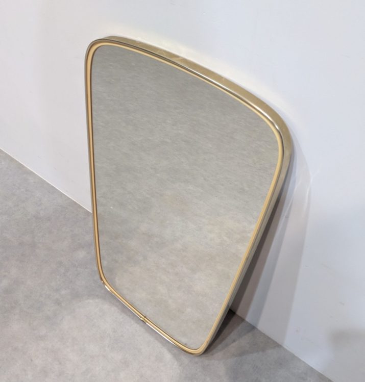 Miroir au contour doré