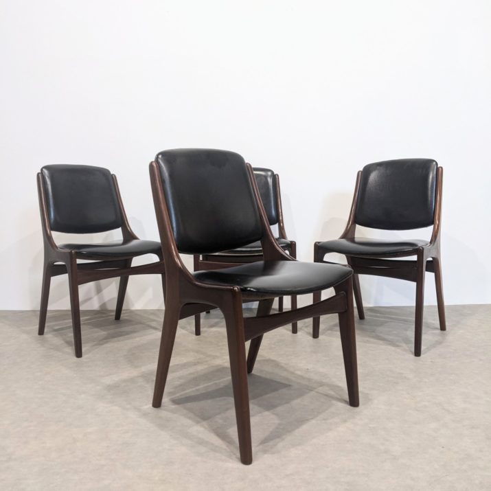 Suite de quatre chaises mid-century