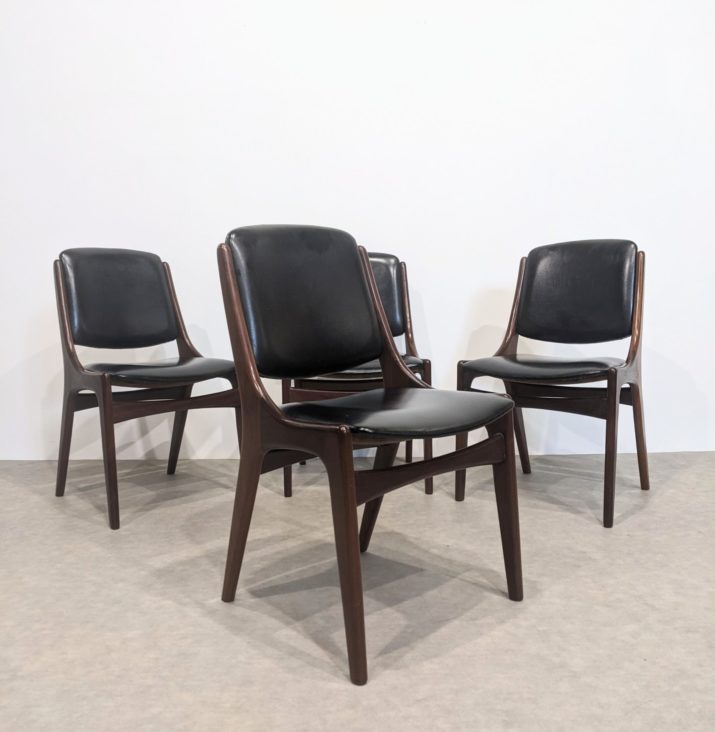 Suite de quatre chaises mid-century