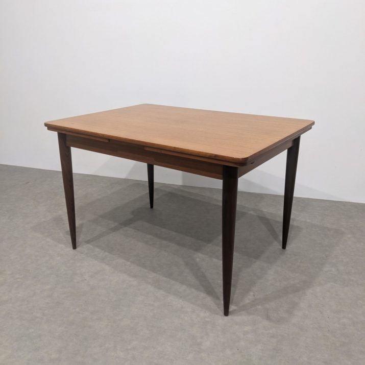 Table scandinave extensible
