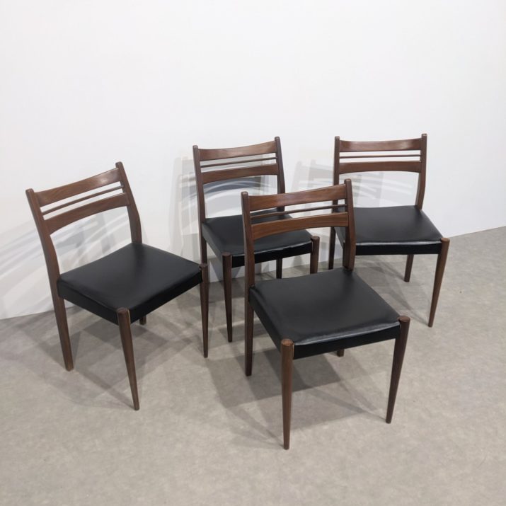 Suite de quatre chaises scandinaves