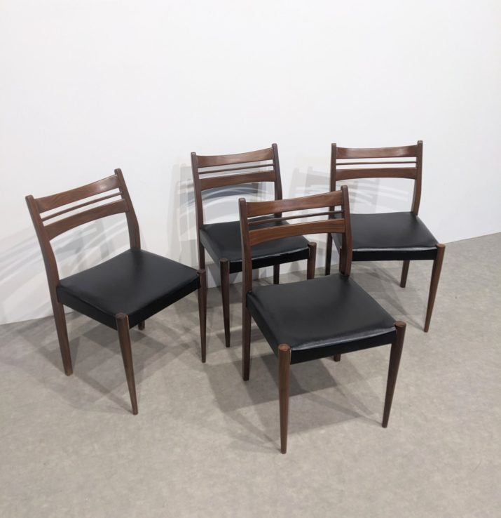 Suite de quatre chaises scandinaves