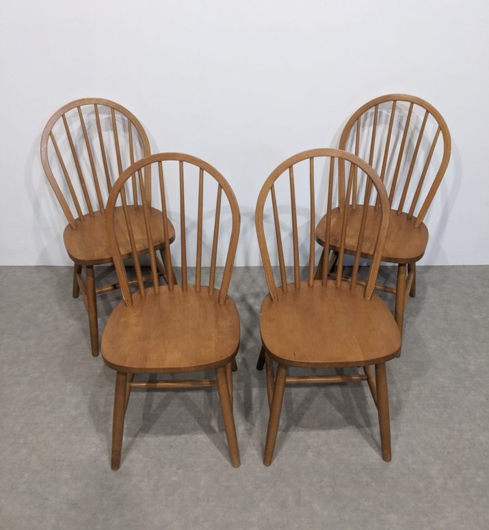 Quatre chaises arrondies