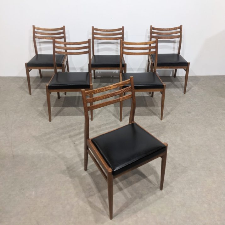 Six chaises vintage scandinaves