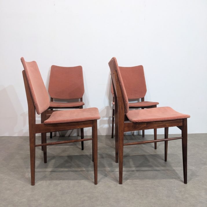 Quatre chaises roses