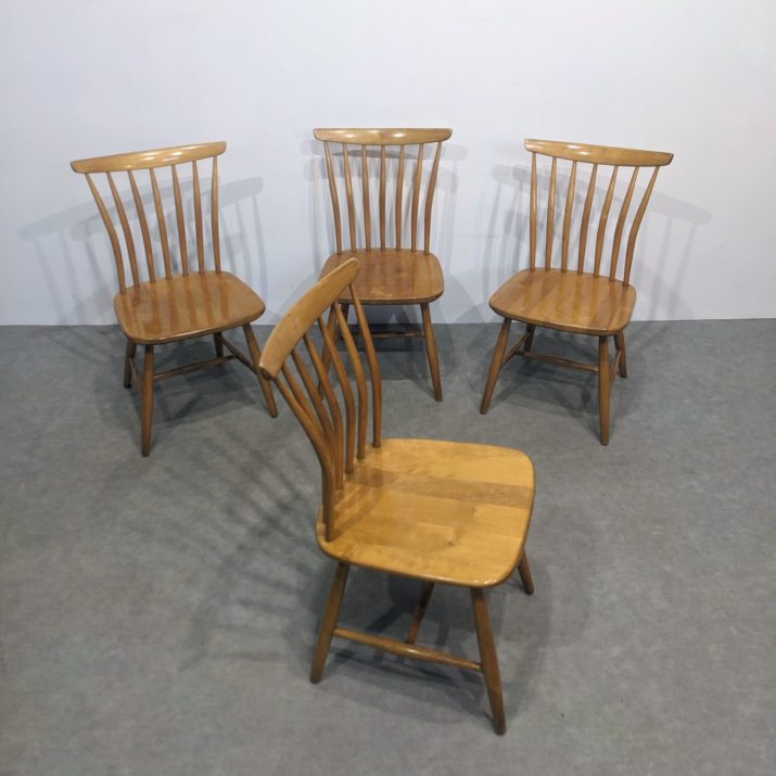 Suite de 4 chaises suédoises