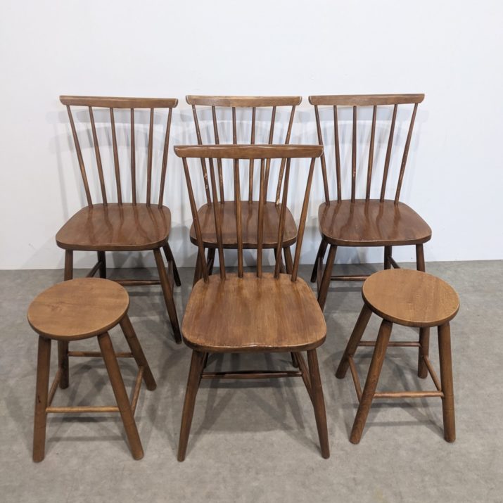 Lot de quatre chaises et deux tabourets
