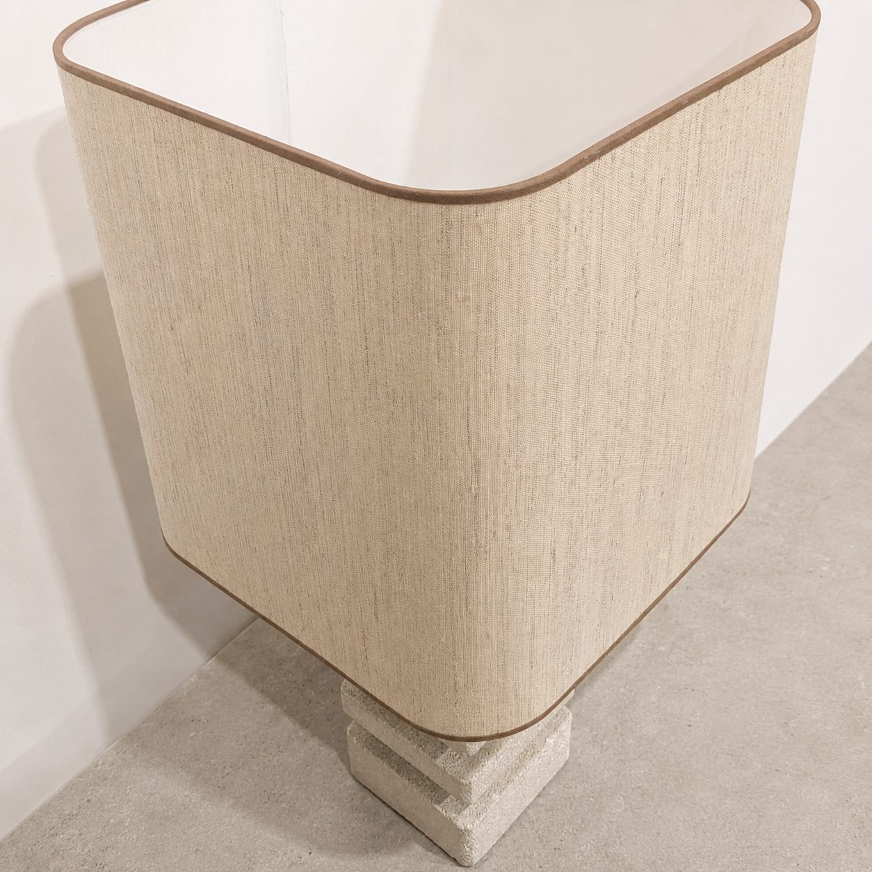 Lampe brutaliste en pierre – Image 3