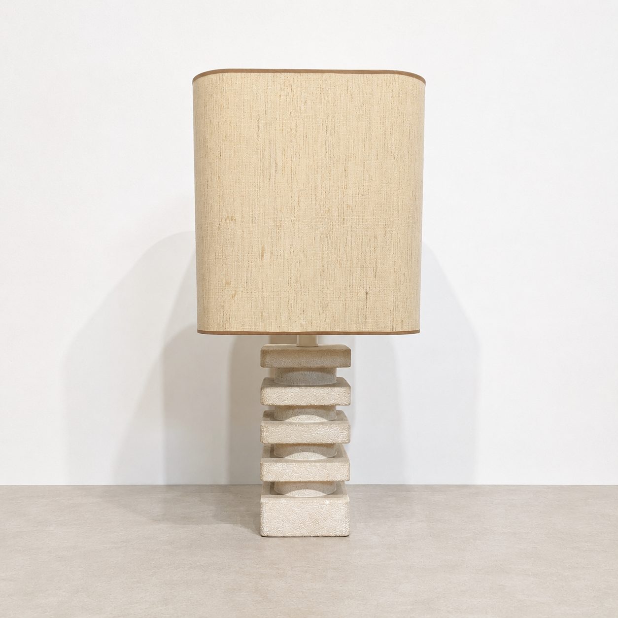 Lampe brutaliste en pierre – Image 6