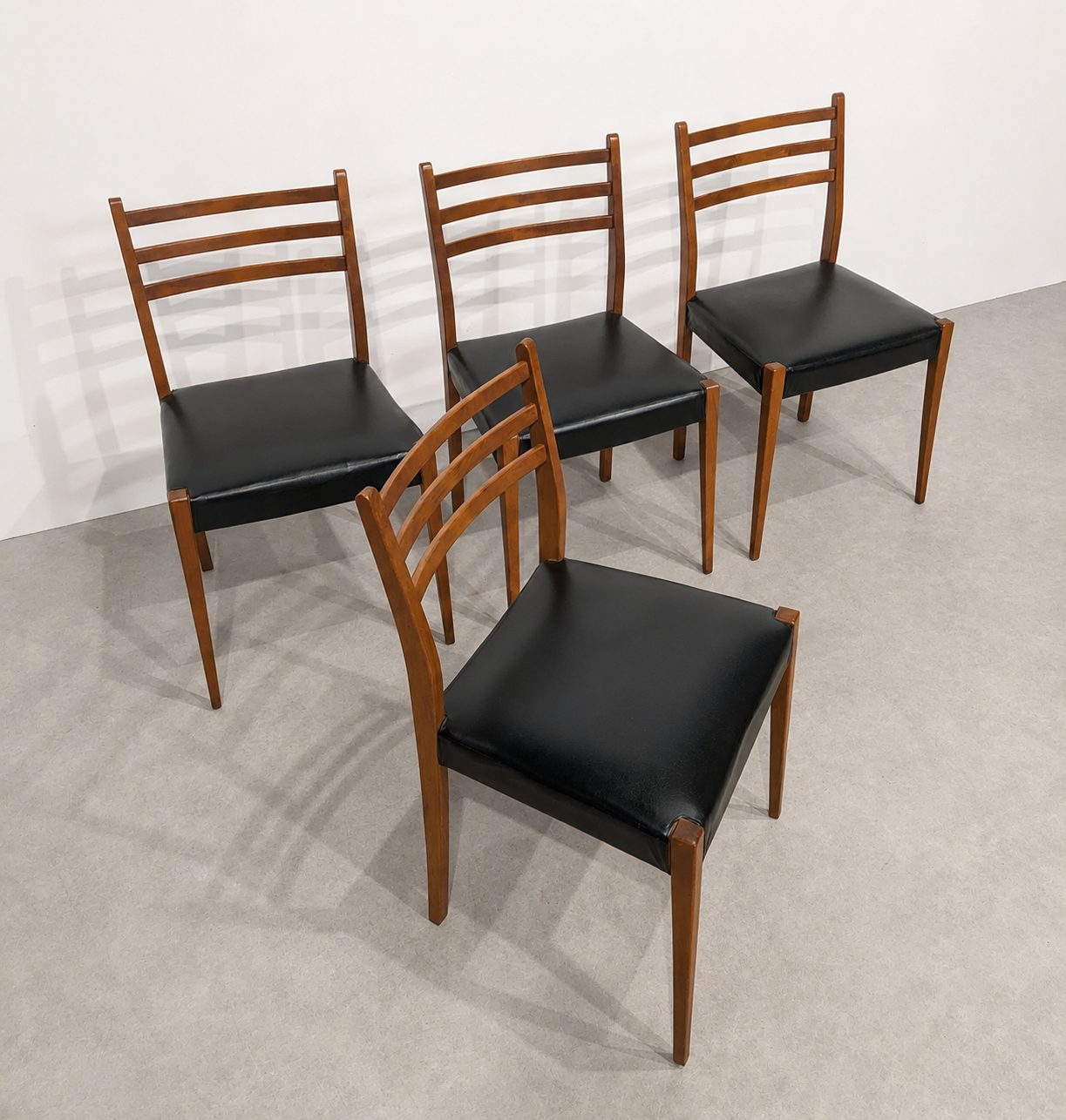 4 chaises vintage scandinaves – Image 2