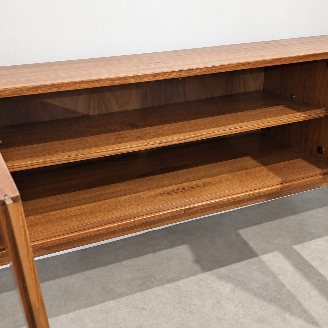 Lowboard mid-century en teck – Image 12